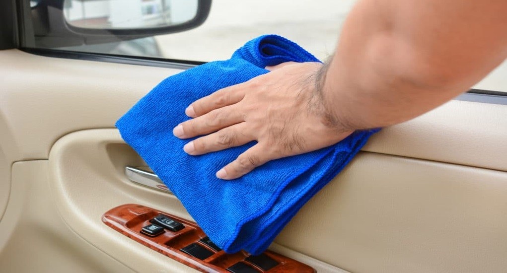 Cara membersihkan door trim mobil